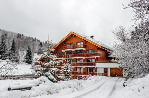 Courchevel by night : des chalets aux pieds des pistes avec vue sur la Voie lactée